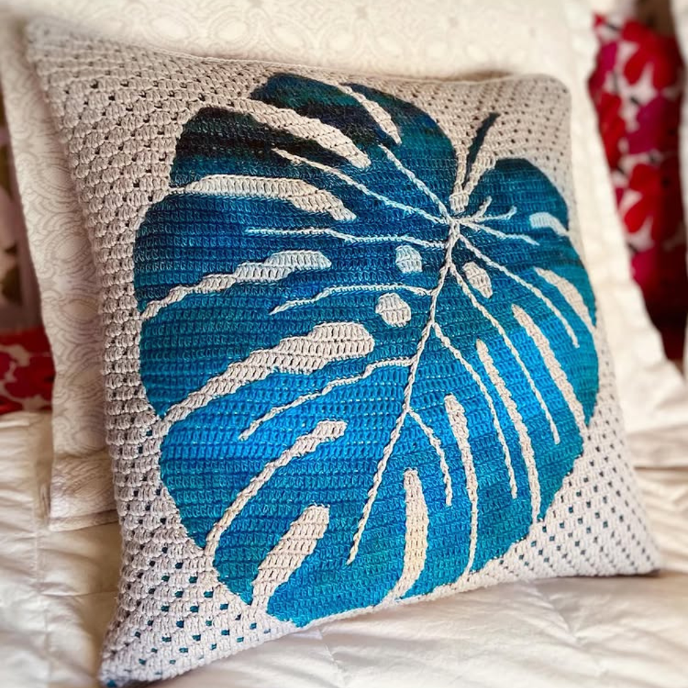 Dzianinowa poszewka na poduszkę z motywem liścia